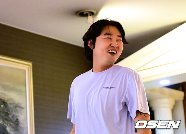 [OSEN=미야자키(일본), 지형준 기자] 2일 일본 미야자키현 아야초 니시키바루 야구장에서 열릴 예정이던 SSG 랜더스와 롯데 자이언츠의 연습경기가 우천으로 취소됐다.SSG와 롯데는 미야자키에 2차 캠프를 차리고 연습경기를 통해 실전 점검에 나선다.롯데 정철원이 인터뷰를 마치고 미소짓고 있다. 2026.03.02 /jpnews@osen.co.kr