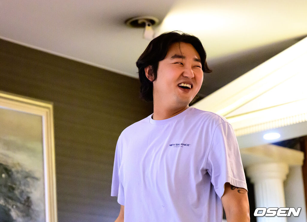 2일 일본 미야자키현 아야초 니시키바루 야구장에서 열릴 예정이던 SSG 랜더스와 롯데 자이언츠의 연습경기가 우천으로 취소됐다.SSG와 롯데는 미야자키에 2차 캠프를 차리고 연습경기를 통해 실전 점검에 나선다.롯데 정철원이 인터뷰를 마치고 미소짓고 있다. 2026.03.02 /jpnews@osen.co.kr