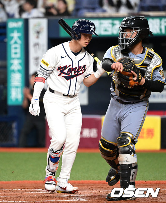 [OSEN=오사카(일본), 손용호 기자] 2일 일본 오사카 교세라돔에서 월드베이스볼클래식(WBC) 공식 연습 경기 한국 야구 대표팀과 한신 타이거스의 경기가 열렸다.우리 대표팀은 3일 같은 장소에서 오릭스 버팔로스와 연습 경기 2차전을 치른 뒤 5일 일본 도쿄돔에서 체코와 WBC 조별리그 1차전에서 격돌한다.3회말 한국 김혜성이 삼진으로 물러나며 아쉬워하고 있다. 2026.03.02 /spjj@osen.co.kr
