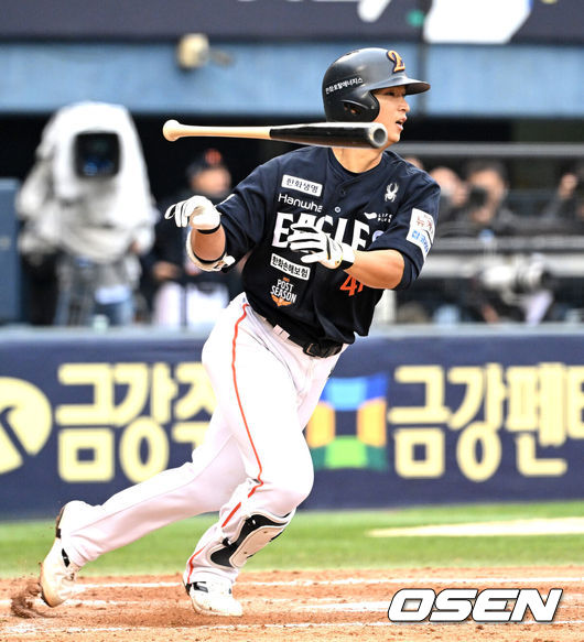 [OSEN=잠실, 이대선 기자] 26일 오후 서울 잠실야구장에서 2025 신한 SOL Bank KBO리그 포스트시즌 한국시리즈 1차전 LG 트윈스와 한화 이글스의 경기가 열렸다.LG는 앤더스 톨허스트, 한화는 문동주를 선발 투수로 내세웠다.5회초 무사에서 한화 최인호가 중월 2루타를 치고 있다. 2025.10.26 /sunday@osen.co.kr