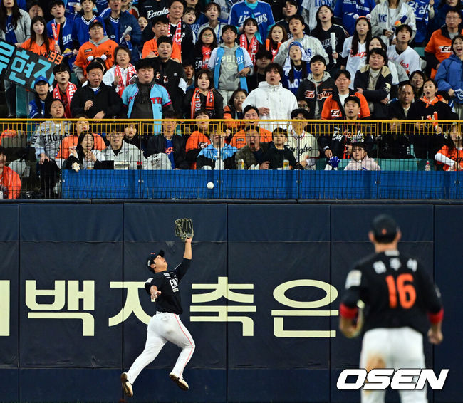 [OSEN=대구, 조은정 기자]21일 대구 삼성라이온즈파크에서 2025 신한 SOL Bank KBO리그 포스트시즌 플레이오프 3차전 삼성 라이온즈와 한화 이글스의 경기가 열렸다.홈팀 삼성은 후라도, 방문팀 한화는 류현진을 선발로 내세웠다.4회말 한화 우익수 최인호가 삼성 선두타자 김성윤의 타구를 처리하고 있다. 2025.10.21 /cej@osen.co.kr