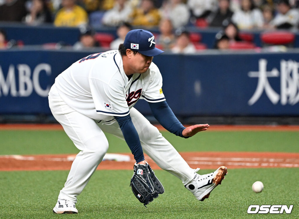 2일 일본 오사카 교세라돔에서 월드베이스볼클래식(WBC) 공식 연습 경기 한국 야구 대표팀과 한신 타이거스의 경기가 열렸다.우리 대표팀은 3일 같은 장소에서 오릭스 버팔로스와 연습 경기 2차전을 치른 뒤 5일 일본 도쿄돔에서 체코와 WBC 조별리그 1차전에서 격돌한다.6회말 한국 류현진이 땅볼 타구를 처리하고 있다. 2026.03.02 /spjj@osen.co.kr