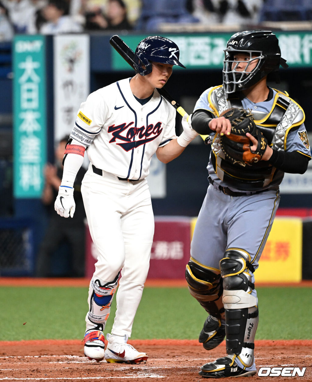 2일 일본 오사카 교세라돔에서 월드베이스볼클래식(WBC) 공식 연습 경기 한국 야구 대표팀과 한신 타이거스의 경기가 열렸다.우리 대표팀은 3일 같은 장소에서 오릭스 버팔로스와 연습 경기 2차전을 치른 뒤 5일 일본 도쿄돔에서 체코와 WBC 조별리그 1차전에서 격돌한다.3회말 한국 김혜성이 삼진으로 물러나며 아쉬워하고 있다. 2026.03.02 /spjj@osen.co.kr