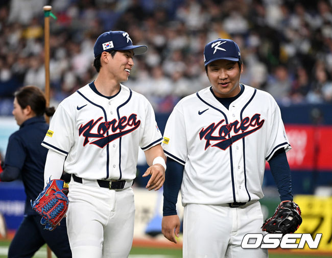 [OSEN=오사카(일본), 손용호 기자] 2일 일본 오사카 교세라돔에서 월드베이스볼클래식(WBC) 공식 연습 경기 한국 야구 대표팀과 한신 타이거스의 경기가 열렸다.우리 대표팀은 3일 같은 장소에서 오릭스 버팔로스와 연습 경기 2차전을 치른 뒤 5일 일본 도쿄돔에서 체코와 WBC 조별리그 1차전에서 격돌한다.3회말 수비를 마친 한국 김혜성이 문보경과 이야기를 나누며 더그아웃으로 가고 있다. 2026.03.02 /spjj@osen.co.kr