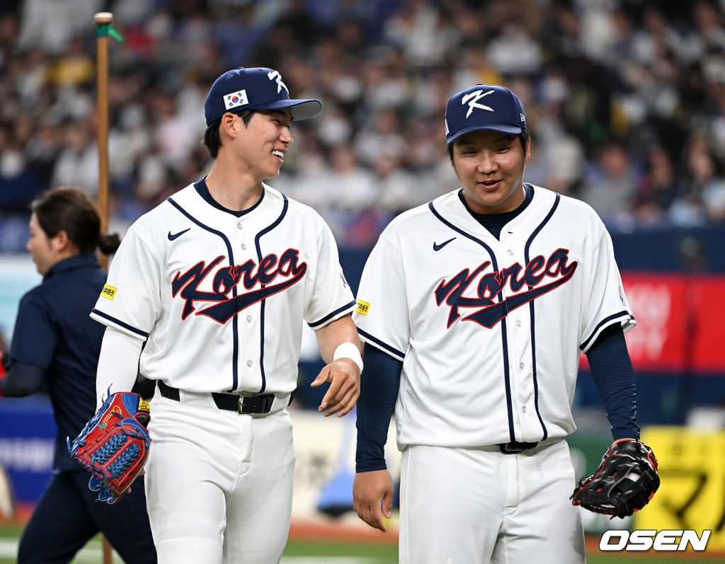 2일 일본 오사카 교세라돔에서 월드베이스볼클래식(WBC) 공식 연습 경기 한국 야구 대표팀과 한신 타이거스의 경기가 열렸다.우리 대표팀은 3일 같은 장소에서 오릭스 버팔로스와 연습 경기 2차전을 치른 뒤 5일 일본 도쿄돔에서 체코와 WBC 조별리그 1차전에서 격돌한다.3회말 수비를 마친 한국 김혜성이 문보경과 이야기를 나누며 더그아웃으로 가고 있다. 2026.03.02 /spjj@osen.co.kr