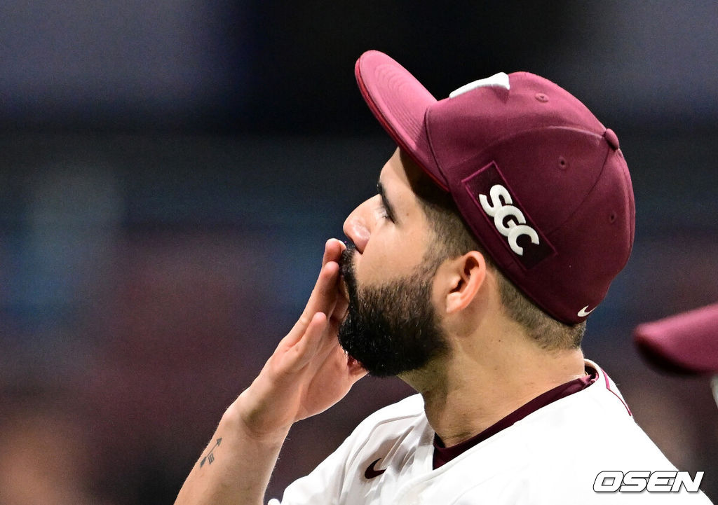 더그아웃으로 향하며 아내에게 손키스를 날리는 헤이수스. 2024.05.23 / jpnews@osen.co.kr