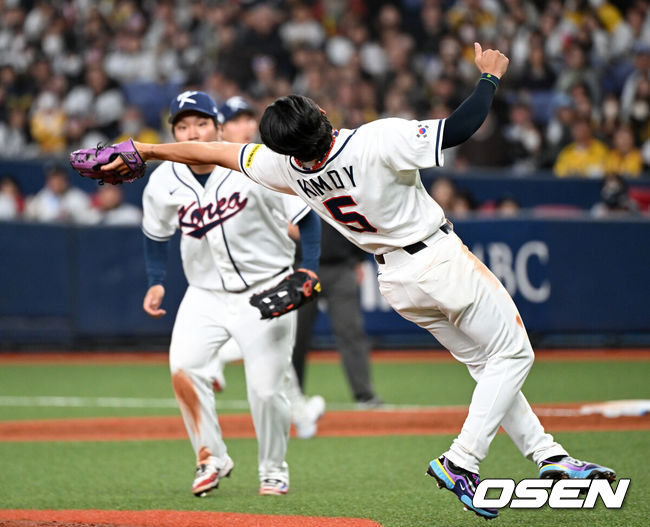 [OSEN=오사카(일본), 손용호 기자] 2일 일본 오사카 교세라돔에서 월드베이스볼클래식(WBC) 공식 연습 경기 한국 야구 대표팀과 한신 타이거스의 경기가 열렸다.우리 대표팀은 3일 같은 장소에서 오릭스 버펄로스와 연습 경기 2차전을 치른 뒤 5일 일본 도쿄돔에서 체코와 WBC 조별리그 1차전에서 격돌한다.3회말 한국 김도영이 내야 타구를 처리하고 있다. 2026.03.02 /spjj@osen.co.kr