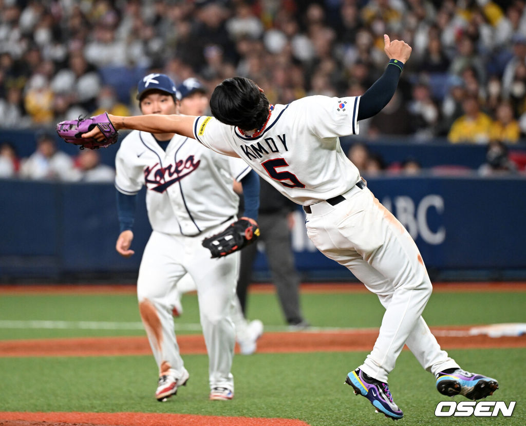 2일 일본 오사카 교세라돔에서 월드베이스볼클래식(WBC) 공식 연습 경기 한국 야구 대표팀과 한신 타이거스의 경기가 열렸다.우리 대표팀은 3일 같은 장소에서 오릭스 버펄로스와 연습 경기 2차전을 치른 뒤 5일 일본 도쿄돔에서 체코와 WBC 조별리그 1차전에서 격돌한다.3회말 한국 김도영이 내야 타구를 처리하고 있다. 2026.03.02 /spjj@osen.co.kr