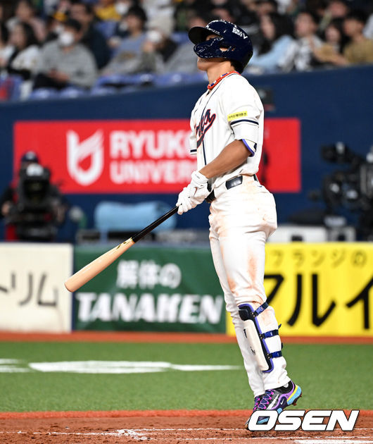 [OSEN=오사카(일본), 손용호 기자] 2일 일본 오사카 교세라돔에서 월드베이스볼클래식(WBC) 공식 연습 경기 한국 야구 대표팀과 한신 타이거스의 경기가 열렸다.우리 대표팀은 3일 같은 장소에서 오릭스 버팔로스와 연습 경기 2차전을 치른 뒤 5일 일본 도쿄돔에서 체코와 WBC 조별리그 1차전에서 격돌한다.4회말 무사에사 한국 김도영이 솔로 홈런을 치고 있다. 2026.03.02 /spjj@osen.co.kr