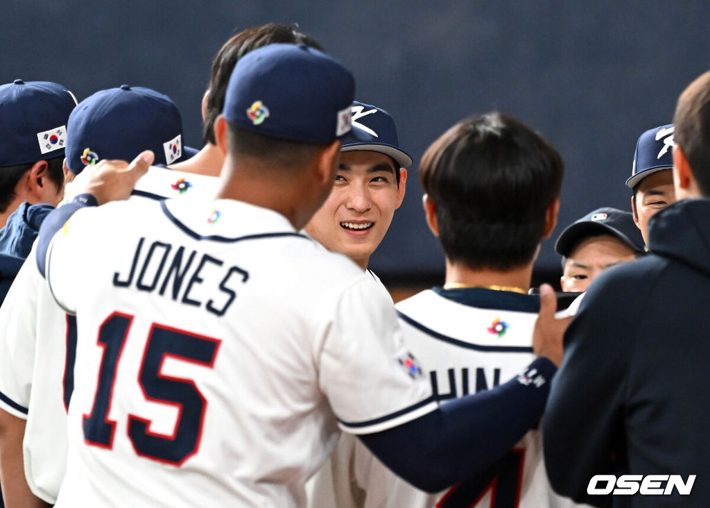 2일 일본 오사카 교세라돔에서 월드베이스볼클래식(WBC) 공식 연습 경기 한국 야구 대표팀과 한신 타이거스의 경기가 열렸다.우리 대표팀은 3일 같은 장소에서 오릭스 버펄로스와 연습 경기 2차전을 치른 뒤 5일 일본 도쿄돔에서 체코와 WBC 조별리그 1차전에서 격돌한다.경기에 앞서 한국 주장 이정후가 선수들과 이야기를 나누고 있다. 2026.03.02 /spjj@osen.co.kr
