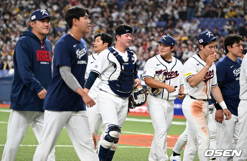 류지현 감독이 이끄는 WBC 대표팀이 일본 입성 이후 첫 공식전을 무승부로 마무리 지었다.한국 WBC 대표팀은 2일 일본 오사카 교세라돔에서 열린 한신 타이거즈와의 2026 WBC 공식 연습경기에서 3-3 무승부를 기록했다.경기 종료 후 한국 선수들이 더그아웃을 향해 인사를 하고 있다. 2026.03.02 /spjj@osen.co.kr