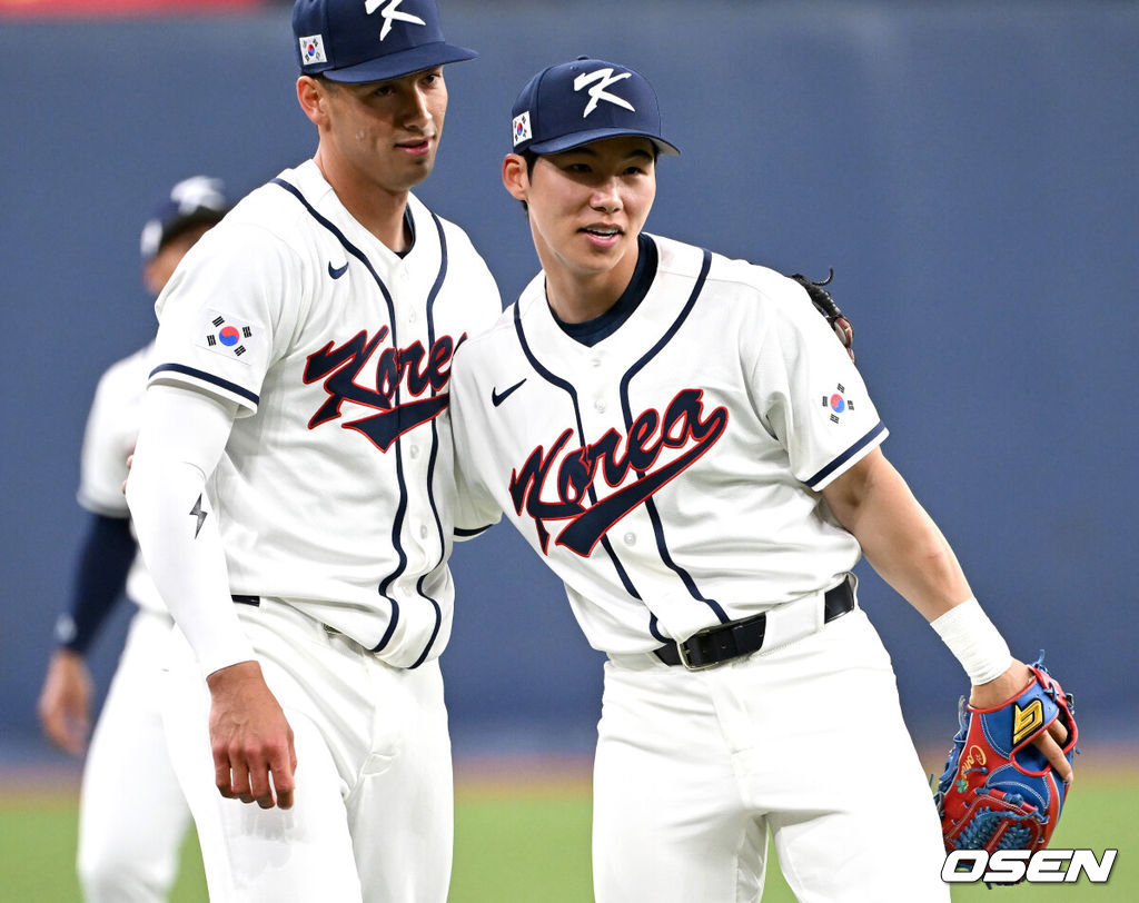2일 일본 오사카 교세라돔에서 월드베이스볼클래식(WBC) 공식 연습 경기 한국 야구 대표팀과 한신 타이거스의 경기가 열렸다.우리 대표팀은 3일 같은 장소에서 오릭스 버팔로스와 연습 경기 2차전을 치른 뒤 5일 일본 도쿄돔에서 체코와 WBC 조별리그 1차전에서 격돌한다.경기에 앞서 한국 셰이 위트컴과 김혜성이 어깨동무를 하고 있다. 2026.03.02 /spjj@osen.co.kr