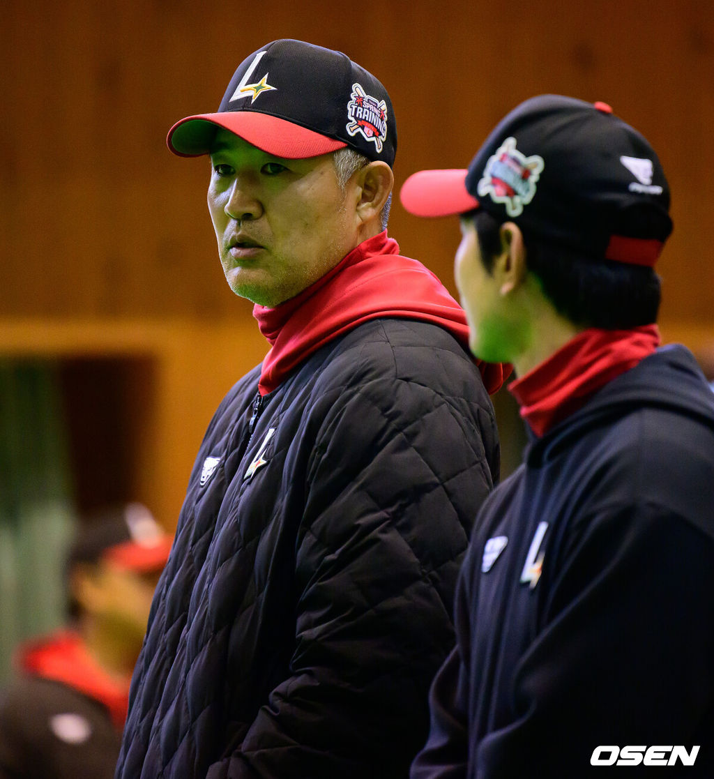 2일 일본 미야자키현 아야초 니시키바루 야구장에서 열릴 예정이던 SSG 랜더스와 롯데 자이언츠의 연습경기가 우천으로 취소됐다.SSG와 롯데는 미야자키에 2차 캠프를 차리고 연습경기를 통해 실전 점검에 나선다.SSG 이숭용 감독이 실내 연습장에서 김성현 코치와 타격 훈련을 지켜보고 있다. 2026.03.02 /jpnews@osen.co.kr