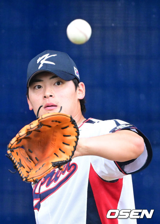 [OSEN=오키나와(일본), 최규한 기자] 2026 WBC(월드베이스볼클래식)를 준비하는 대한민국 야구 대표팀이 27일 일본 오키나와 가데나 야구장에서 훈련을 펼쳤다.야구 대표팀은 KT와 오키나와에서의 마지막 연습경기를 가지려 했으나 우천으로 취소돼 훈련만 진행했다.대표팀 조병현이 불펜 피칭을 펼치고 있다. 2026.02.27 / dreamer@osen.co.kr