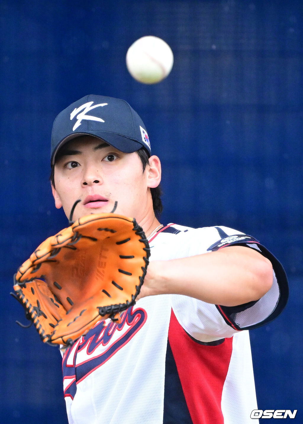 2026 WBC(월드베이스볼클래식)를 준비하는 대한민국 야구 대표팀이 27일 일본 오키나와 가데나 야구장에서 훈련을 펼쳤다.야구 대표팀은 KT와 오키나와에서의 마지막 연습경기를 가지려 했으나 우천으로 취소돼 훈련만 진행했다.대표팀 조병현이 불펜 피칭을 펼치고 있다. 2026.02.27 / dreamer@osen.co.kr