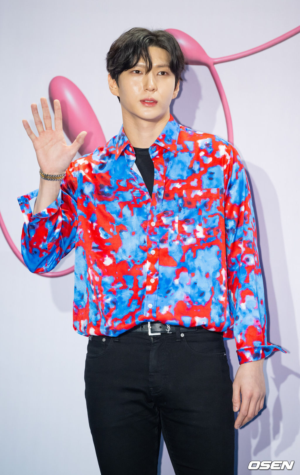 17일 서울 중구 동대문디자인플라자(DDP)에서 2023 F/W 서울패션위크 '그리디어스' 컬렉션 포토콜 행사가 열렸다.그룹 빅스(VIXX) 레오가 입장하며 포즈를 취하고 있다. 2023.03.17 /rumi@osen.co.kr