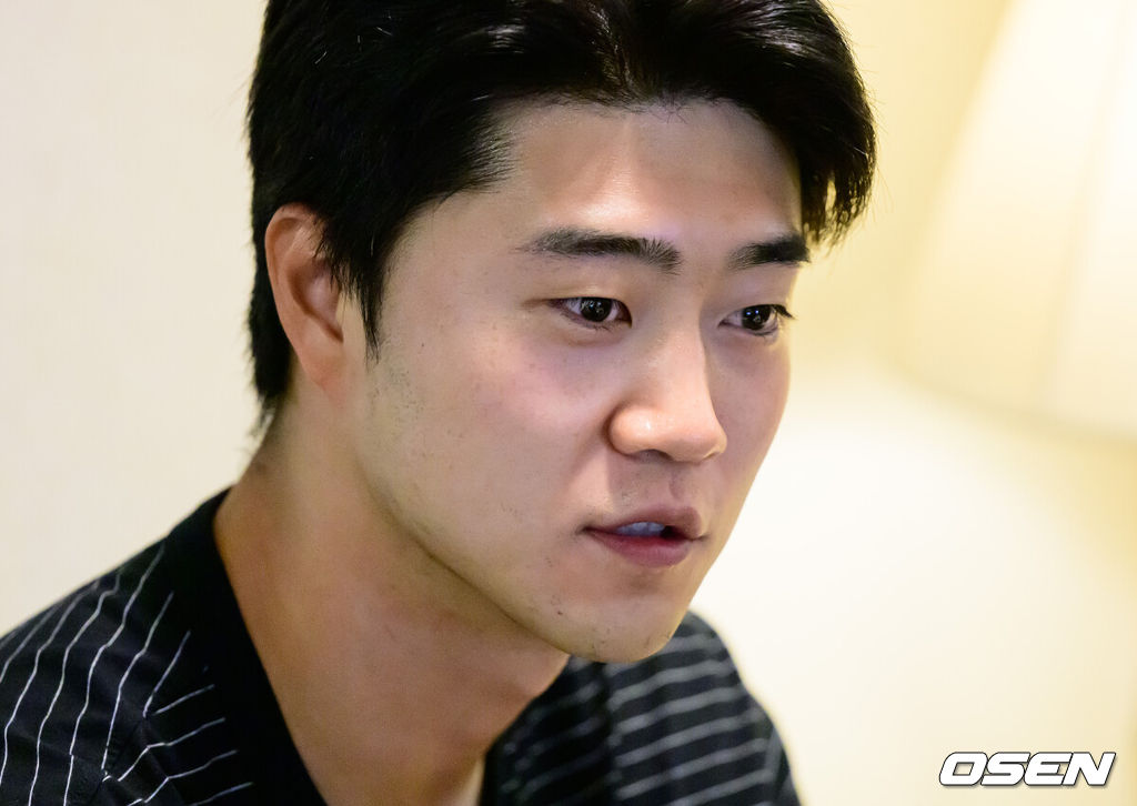 2일 일본 미야자키현 아야초 니시키바루 야구장에서 열릴 예정이던 SSG 랜더스와 롯데 자이언츠의 연습경기가 우천으로 취소됐다.SSG와 롯데는 미야자키에 2차 캠프를 차리고 연습경기를 통해 실전 점검에 나선다.롯데 윤성빈이 취재진과 이야기를 나누고 있다. 2026.03.02 /jpnews@osen.co.kr