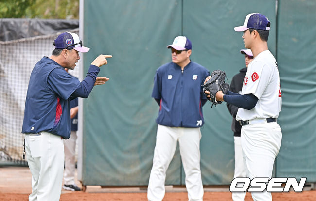 [OSEN=타이난(대만) , 이석우 기자] 프로야구 롯데 자이언츠가 1일(한국시간) 대만 타이난 아시아-태평양 국제야구센터에 스프링캠프를 차리고 구슬땀을 흘렸다.김태형 감독 등&nbsp;코치진과 투수&nbsp;20명,&nbsp;포수&nbsp;5명,&nbsp;내야수&nbsp;9명,&nbsp;외야수&nbsp;7명 등 총&nbsp;41명의 선수단이 1월 20일까지 1차 캠프에서 체력 강화와 기술 훈련을 치른 뒤 21일부터 3월 5일까지 일본 미야자키로 옮겨 2차 캠프에서 구춘리그에 참가해 실전 감각을 점검한다.롯데 윤성빈이 김상진 코치의 설명을 듣고 있다. 2026.02.01 / foto0307@osen.co.kr