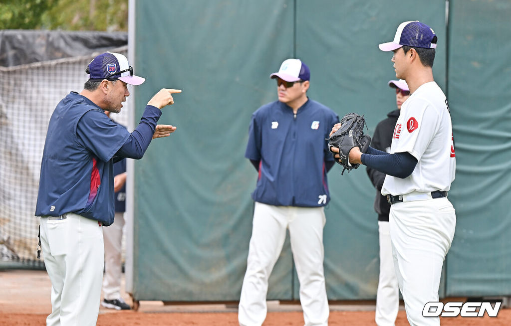 프로야구 롯데 자이언츠가 1일(한국시간) 대만 타이난 아시아-태평양 국제야구센터에 스프링캠프를 차리고 구슬땀을 흘렸다.김태형 감독 등 코치진과 투수 20명, 포수 5명, 내야수 9명, 외야수 7명 등 총 41명의 선수단이 1월 20일까지 1차 캠프에서 체력 강화와 기술 훈련을 치른 뒤 21일부터 3월 5일까지 일본 미야자키로 옮겨 2차 캠프에서 구춘리그에 참가해 실전 감각을 점검한다.롯데 윤성빈이 김상진 코치의 설명을 듣고 있다. 2026.02.01 / foto0307@osen.co.kr
