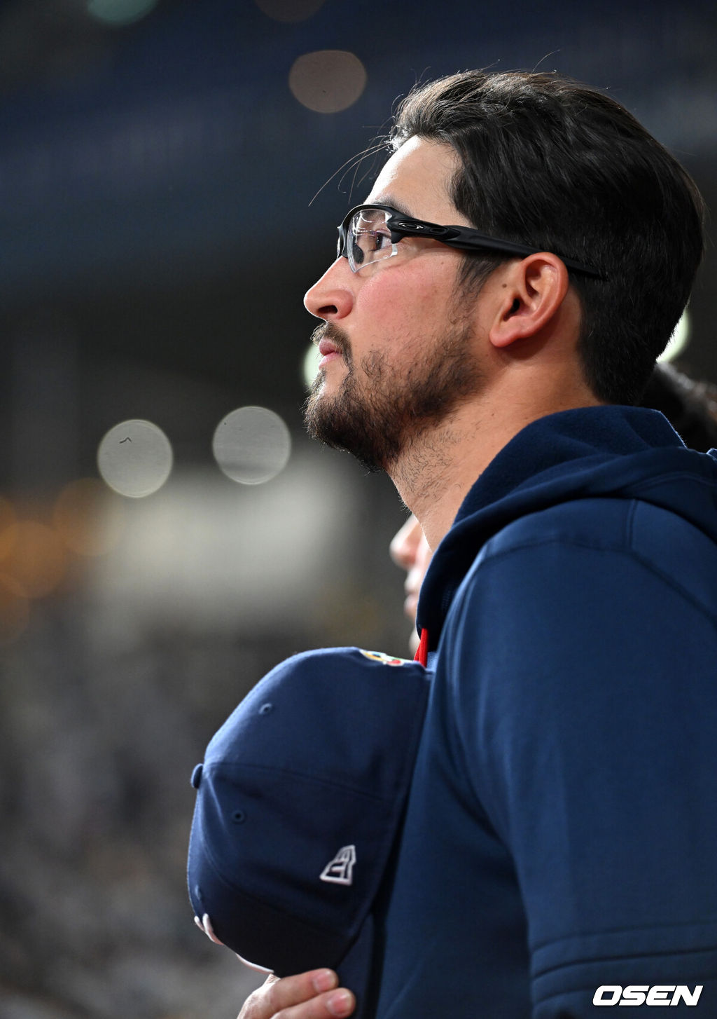 2일 일본 오사카 교세라돔에서 월드베이스볼클래식(WBC) 공식 연습 경기 한국 야구 대표팀과 한신 타이거스의 경기가 열렸다.우리 대표팀은 3일 같은 장소에서 오릭스 버펄로스와 연습 경기 2차전을 치른 뒤 5일 일본 도쿄돔에서 체코와 WBC 조별리그 1차전에서 격돌한다.경기에 앞서 한국 데인 더닝이 애국가를 부르고 있다. 2026.03.02 /spjj@osen.co.kr