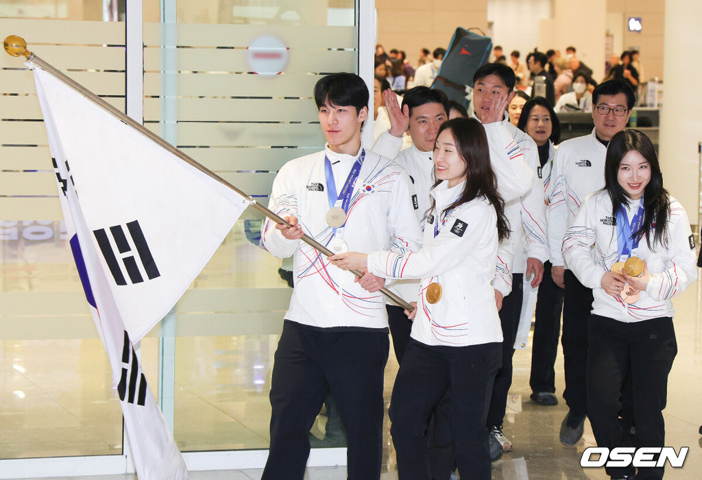 2026 밀라노·코르티나담페초 동계올림픽에서 대한민국 동계올림픽 선수단 본진이 24일 오후 인천국제공항을 통해 귀국했다.대한민국 선수단은 2026 밀라노·코르티나담페초 동계 올림픽에서 금메달 3개, 은메달 4개, 동메달 3개를 획득해 종합 13위에 자리했다.쇼트트랙 국가대표 최민정, 황대헌, 김길리 등이 귀국하고 있다. 2026.02.24 /rumi@osen.co.kr