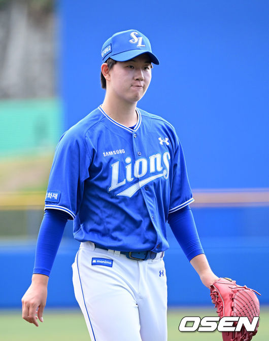 [OSEN=오키나와(일본), 최규한 기자] 2026 WBC(월드베이스볼클래식)를 준비하는 대한민국 야구 대표팀이 26일 일본 오키나와 가데나 야구장에서 프로야구 삼성 라이온즈와 연습경기를 펼쳤다. 야구 대표팀은 오키나와에서 국내 팀들과 6차례 연습경기를 치르며 전력을 끌어올릴 예정이다.4회말 투구를 마친 삼성 투수 장찬희가 더그아웃으로 향하고 있다. 2026.02.26 / dreamer@osen.co.kr