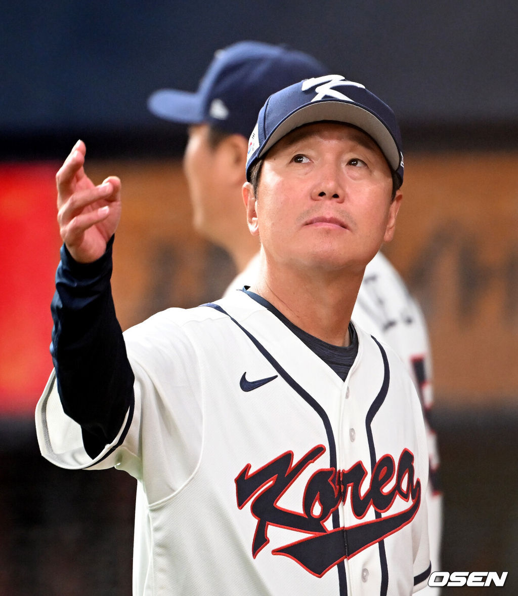 2일 일본 오사카 교세라돔에서 월드베이스볼클래식(WBC) 공식 연습 경기 한국 야구 대표팀과 한신 타이거스의 경기가 열렸다.우리 대표팀은 3일 같은 장소에서 오릭스 버펄로스와 연습 경기 2차전을 치른 뒤 5일 일본 도쿄돔에서 체코와 WBC 조별리그 1차전에서 격돌한다.경기에 앞서 한국 류지현 감독이 식전 행사를 가지고 있다. 2026.03.02 /spjj@osen.co.kr