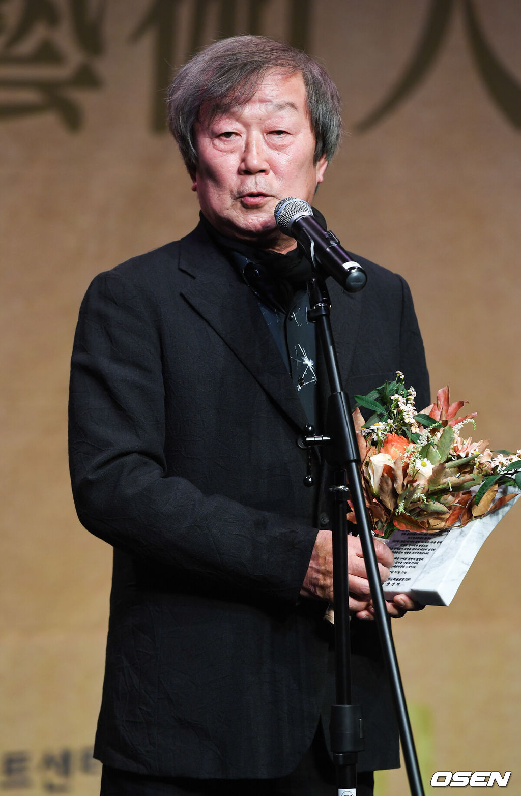 31일 오후 서울 중구 명보아트홀에서 진행된 제7회 아름다운 예술인상 시상식에서 배우 명계남이 연극예술인상을 수상한뒤 소감을 말하고 있다./  soul1014@osen.co.kr