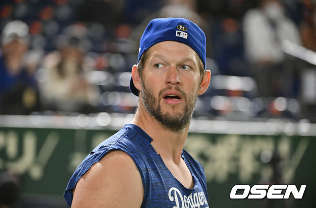 [OSEN=도쿄(일본)박준형 기자] 18일 오후 일본 도쿄돔에서 메이저리그 공식 개막전 2025 도쿄시리즈 LA 다저스와 시카고 컵스의 경기가 진행된다.이번 도쿄시리즈가 기존 해외시리즈에 비해 더 큰 관심을 모으고 있는 것은 역시 LA 다저스와 시카고 컵스에 있는 일본 선수들 때문. LA 다저스에는 메이저리그 최고 슈퍼스타 오타니 쇼헤이를 비롯해 야마모토 요시노부와 사사키 로키가 있다. 또 시카고 컵스에는 이마나가 쇼타, 스즈키 세이야가 있다.   경기 앞서 다저스 커쇼가 훈련을 나서고 있다. 2025.03.18 / soul1014@osen.co.kr