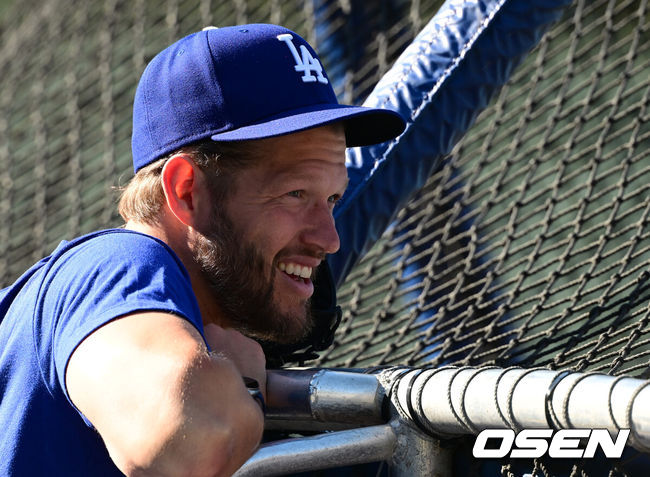 [OSEN=다저스타디움(LA 미국 캘리포니아주), 지형준 기자] 샌프란시스코 자이언츠 이정후(26)가 2경기 연속 안타, 6경기 연속 출루를 이어갔다. 샌프란시스코는 3연패에 빠졌다.&nbsp;샌프란시스코는 3일(한국시간) 미국 캘리포니아주 로스앤젤레스 다저 스타디움에서 열린 2024시즌 메이저리그 LA 다저스와의 경기에서 4-5로 패했다. 다저스는 이날 승리로 3연승을 달렸다.&nbsp;경기에 앞서 다저스 커쇼가 훈련을 지켜보고 있다. 2024.04.03 /jpnews@osen.co.kr