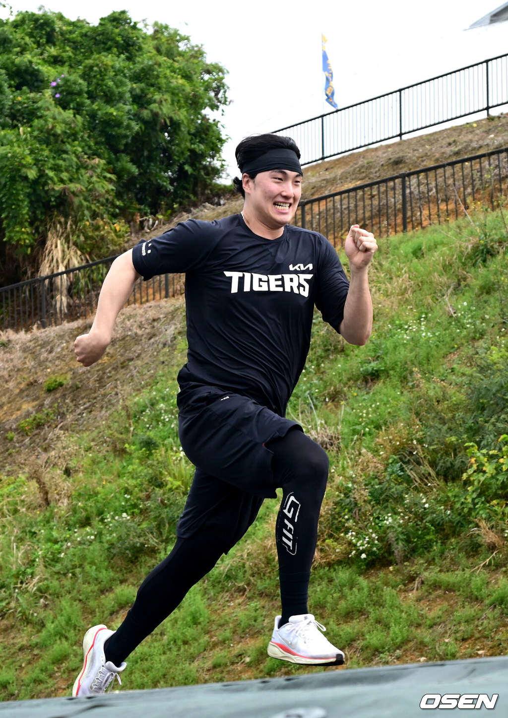 프로야구 KIA 타이거즈가 25일 일본 오키나와 킨 베이스볼 스타디움에 스프링캠프를 차리고 구슬땀을 흘렸다.KIA는 이번 오키나와 2차 스프링캠프에서 총 5차례 연습경기를 치르며 전력을 끌어올릴 예정이다.KIA 정해영이 러닝 훈련을 펼치고 있다. 2026.02.25 / dreamer@osen.co.kr