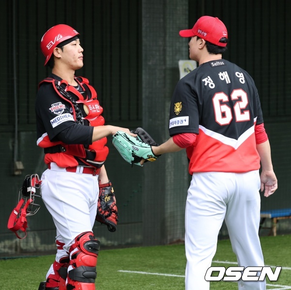 KIA 정해영이 불펜피칭을 마치고 포수 주효상과 이야기를 나누고 있다./KIA 타이거즈 제공