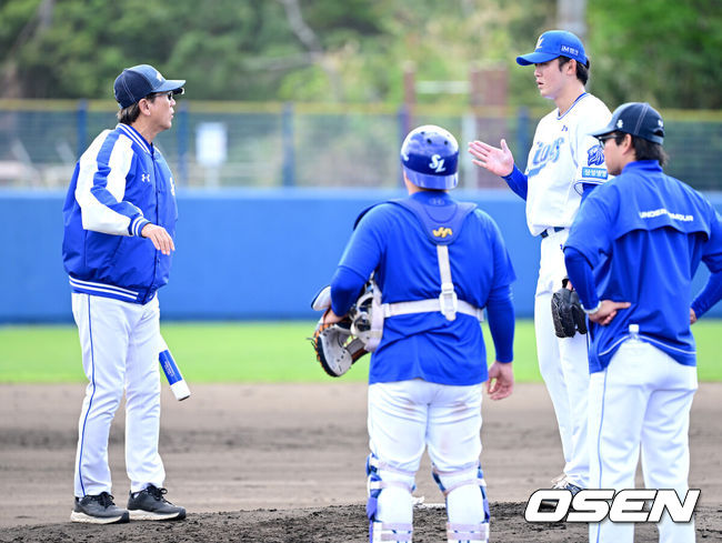 [OSEN=오키나와(일본), 최규한 기자] 프로야구 삼성 라이온즈가 1일 일본 오키나와 온나손 아카마구장에서 스프링 캠프를 차리고 구슬땀을 흘렸다.삼성은 이번 2차 캠프에서 훈련 뿐 아니라 대표팀, 국내 팀들과 연습경기를 통해 전력을 가다듬을 예정이다.삼성 아시아쿼터 미야지 유라가 라이브 피칭을 마친 뒤 최일언 코치와 대화를 나누고 있다. 2026.03.01 / dreamer@osen.co.kr