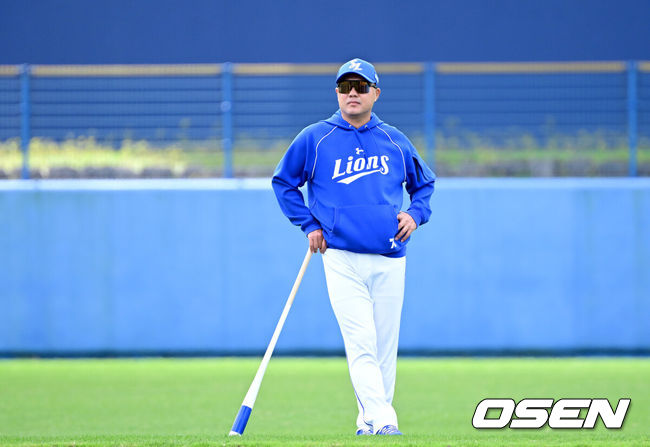 [OSEN=오키나와(일본), 최규한 기자] 프로야구 삼성 라이온즈가 1일 일본 오키나와 온나손 아카마구장에서 스프링 캠프를 차리고 구슬땀을 흘렸다.삼성은 이번 2차 캠프에서 훈련 뿐 아니라 대표팀, 국내 팀들과 연습경기를 통해 전력을 가다듬을 예정이다.삼성 박진만 감독이 선수들의 훈련을 주시하고 있다. 2026.03.01 / dreamer@osen.co.kr