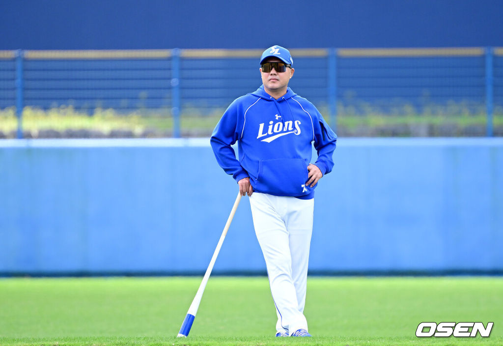프로야구 삼성 라이온즈가 1일 일본 오키나와 온나손 아카마구장에서 스프링 캠프를 차리고 구슬땀을 흘렸다.삼성은 이번 2차 캠프에서 훈련 뿐 아니라 대표팀, 국내 팀들과 연습경기를 통해 전력을 가다듬을 예정이다.삼성 박진만 감독이 선수들의 훈련을 주시하고 있다. 2026.03.01 / dreamer@osen.co.kr