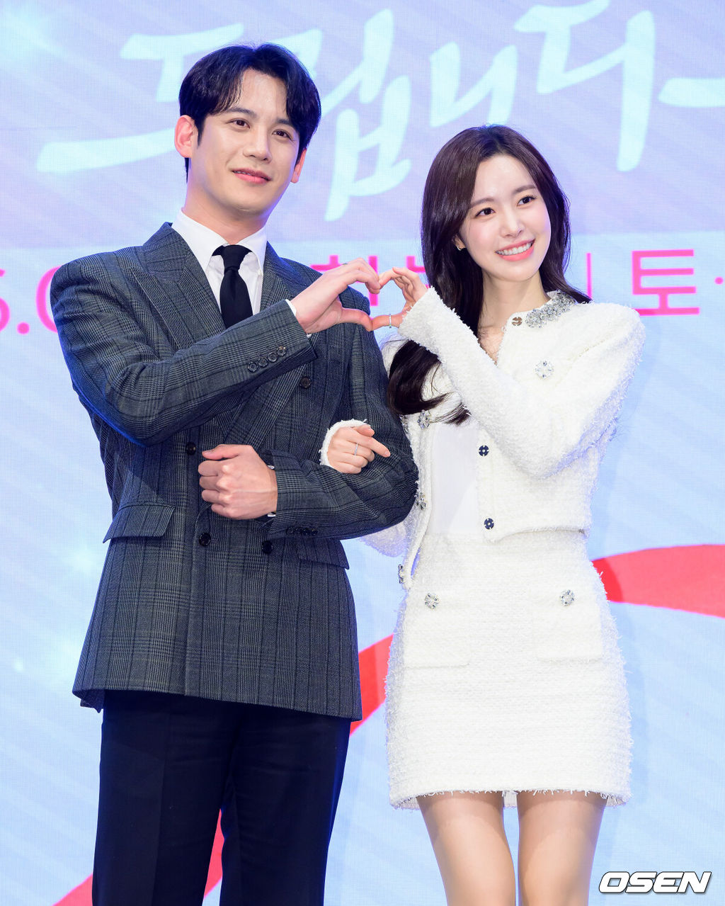 28일 오후 서울 신도림 더세인트에서 KBS 2TV 새 주말드라마 ‘사랑을 처방해 드립니다’ 제작발표회가 열렸다.오는 31일 오후 8시 첫 방송 예정인 ‘사랑을 처방해 드립니다’는 30년 동안 악연으로 얽혔던 두 집안이 오해를 풀고 서로의 상처를 보듬으며, 결국 하나의 가족으로 다시 태어나는 패밀리 메이크업 드라마다.배우 박기웅, 진서연이 포토타임을 하고 있다. 2026.01.28 /jpnews@osen.co.kr