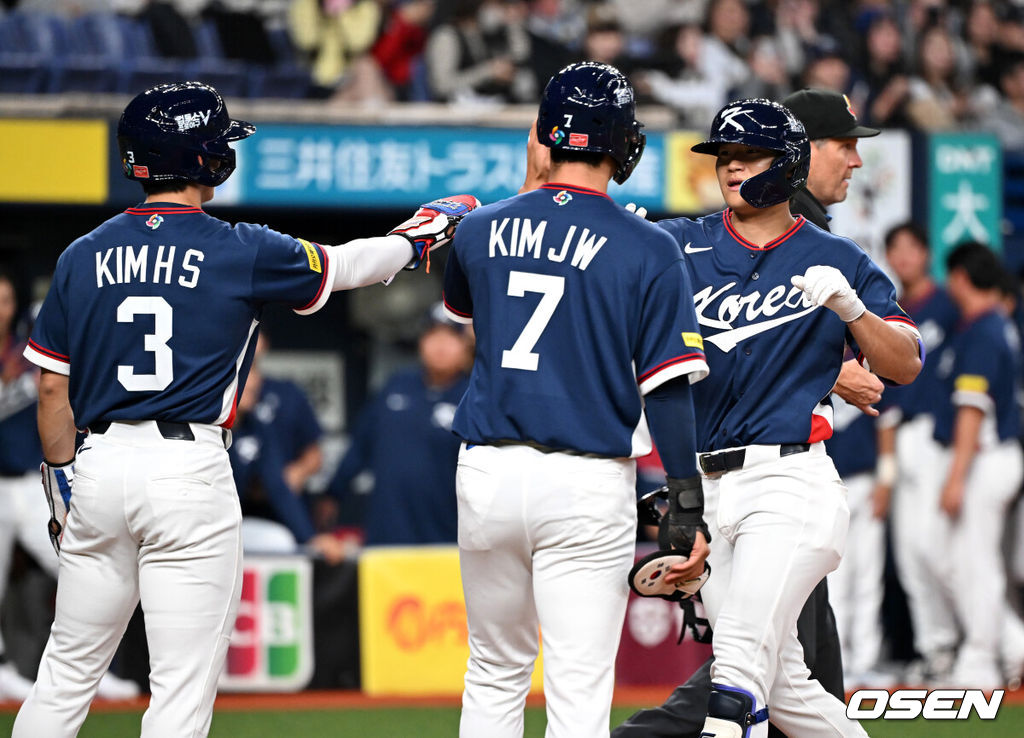 3일 일본 오사카 교세라돔에서 월드베이스볼클래식(WBC) 공식 연습 경기 한국 야구 대표팀과 오릭스 버팔로스의 경기가 열렸다.우리 대표팀은 연습 경기 2차전을 치른 뒤 5일 일본 도쿄돔에서 체코와 WBC 조별리그 1차전에서 격돌한다.2회초 2사 1,3루에서 한국 김도영이 스리런 홈런을 치고 동료들의 축하를 받고 있다. 2026.03.03 /spjj@osen.co.kr