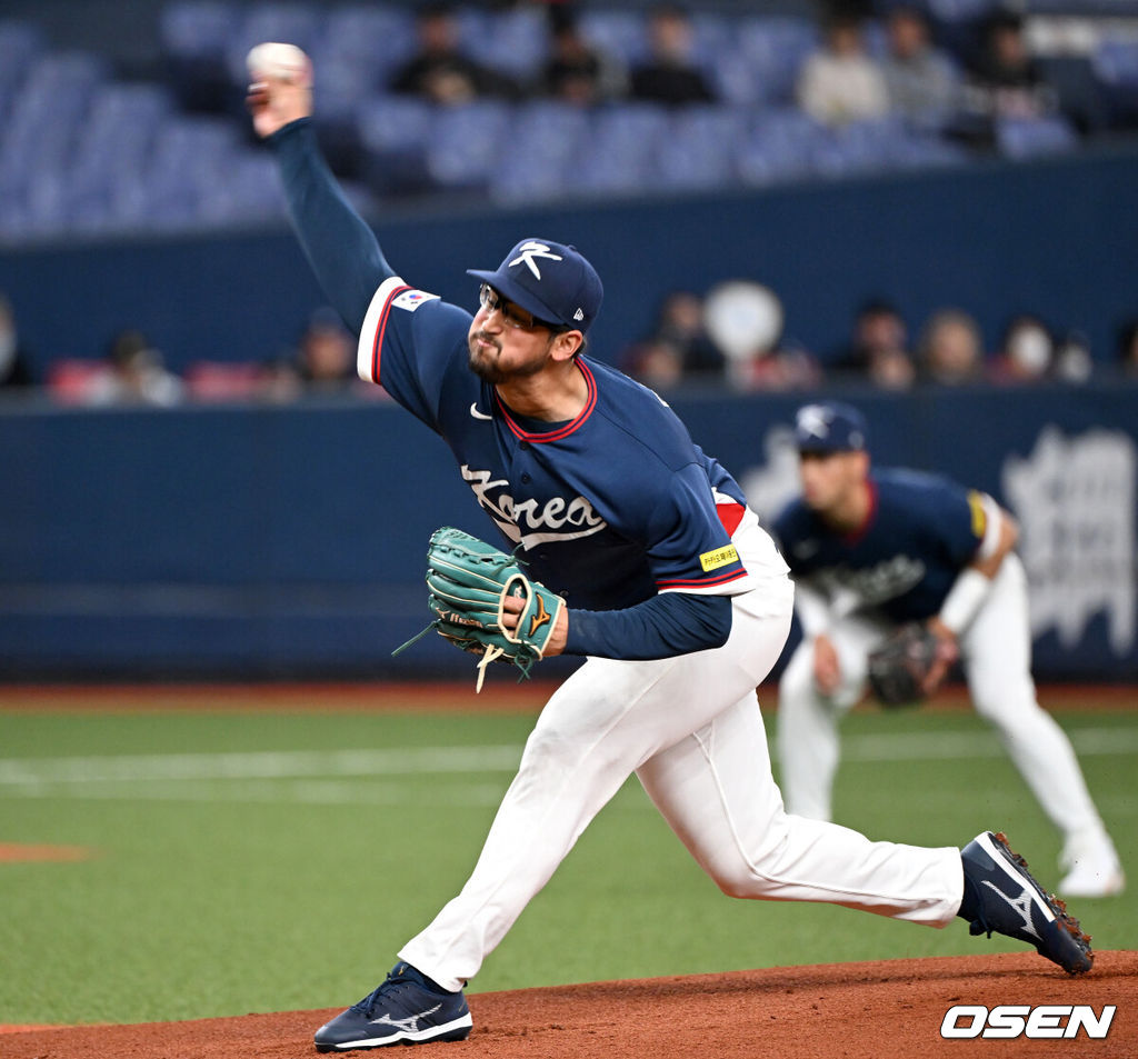 3일 일본 오사카 교세라돔에서 월드베이스볼클래식(WBC) 공식 연습 경기 한국 야구 대표팀과 오릭스 버팔로스의 경기가 열렸다.우리 대표팀은 연습 경기 2차전을 치른 뒤 5일 일본 도쿄돔에서 체코와 WBC 조별리그 1차전에서 격돌한다.1회말 무사에서 한국 선발투수 데인 더닝이 역투하고 있다. 2026.03.03 /spjj@osen.co.kr