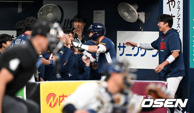 [OSEN=오사카(일본), 손용호 기자] 3일 일본 오사카 교세라돔에서 월드베이스볼클래식(WBC) 공식 연습 경기 한국 야구 대표팀과 오릭스 버팔로스의 경기가 열렸다.우리 대표팀은 연습 경기 2차전을 치른 뒤 5일 일본 도쿄돔에서 체코와 WBC 조별리그 1차전에서 격돌한다.5회초 1사에서 한국 셰이 위트컴이 솔로 홈런을 치고 더그아웃에서 박해민과 기쁨을 나누고 있다. 2026.03.03 /spjj@osen.co.kr