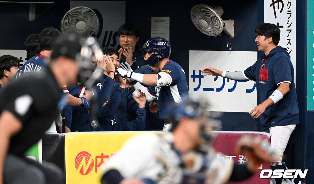 3일 일본 오사카 교세라돔에서 월드베이스볼클래식(WBC) 공식 연습 경기 한국 야구 대표팀과 오릭스 버팔로스의 경기가 열렸다.우리 대표팀은 연습 경기 2차전을 치른 뒤 5일 일본 도쿄돔에서 체코와 WBC 조별리그 1차전에서 격돌한다.5회초 1사에서 한국 셰이 위트컴이 솔로 홈런을 치고 더그아웃에서 박해민과 기쁨을 나누고 있다. 2026.03.03 /spjj@osen.co.kr
