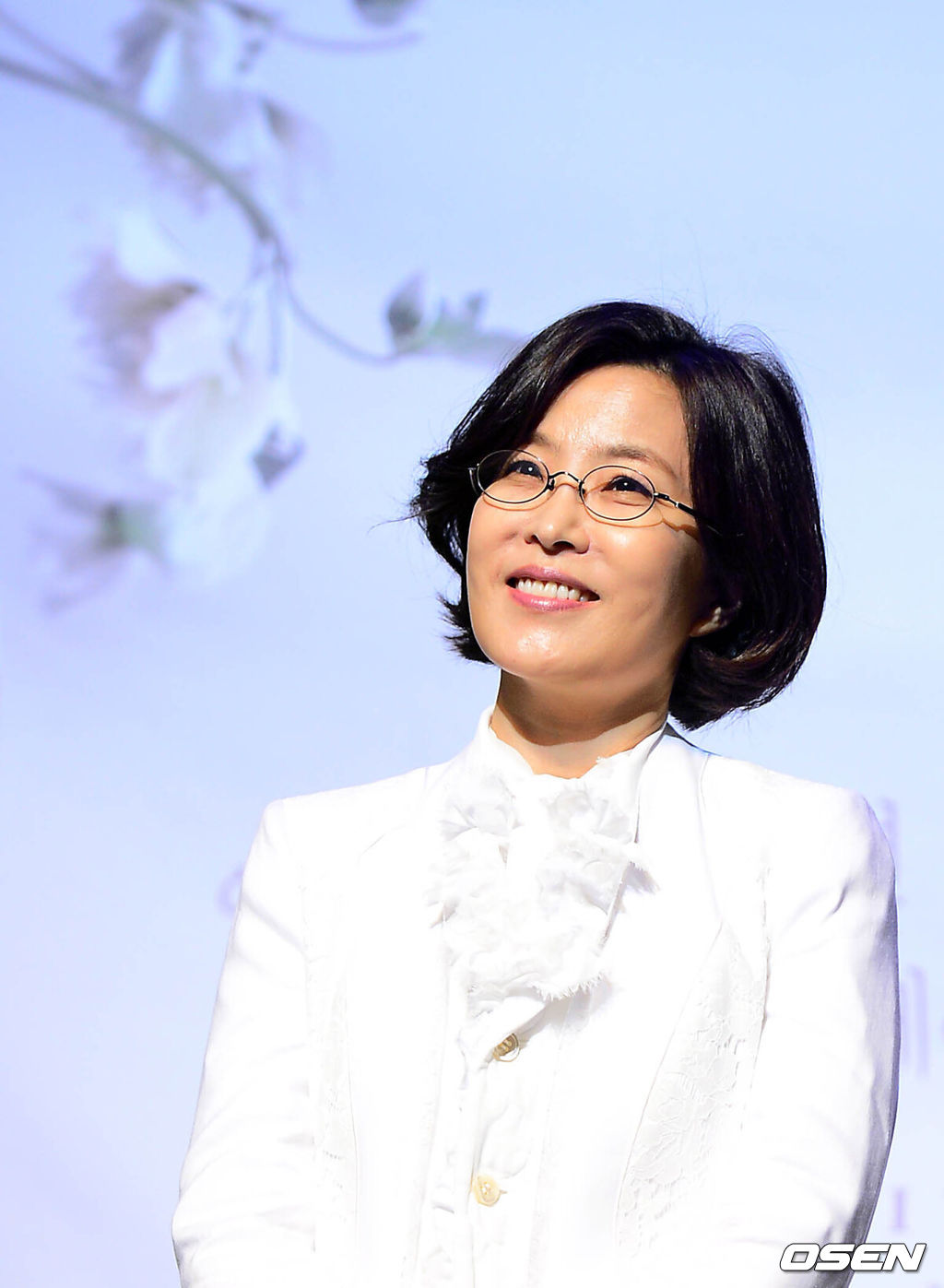 25일 오후 서울 방이동 올림픽공원 우리금융아트홀에서 가수 이선희가 데뷔 30주년 기념 정규 15집 앨범 기자회견이 열렸다.가수 이선희가 포토타임을 갖고 있다.이선희는 이번 앨범에서 수록곡 10곡에 직접 작곡, 작사로 참여했으며 이단옆차기, 박근태, 에피톤프로젝트 등과 공동작업을 진행했다.쇼케이스에는 가수 윤도현, 거미, 임정희, 이승기가 출연해 이선희의 주옥같은 히트곡 무대를 꾸밀 예정이다. 이선희는 1984년 강변가요제에서 대상을 받으며 가요계에 입성, ‘J에게’, ‘아름다운 강산’, ‘나 항상 그대를’, ‘갈등’, ‘한바탕 웃음으로’, ‘아! 옛날이여’, ‘인연’ ‘추억의 책장을 넘기며’ ‘소녀의 기도’ ‘여우비’ 등 수많은 히트곡을 남겼다./sunday@osen.co.kr