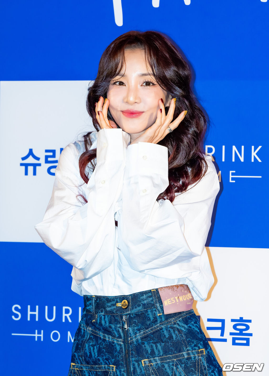 28일 오후 서울 성동구 성수동 XYZ 서울에서 ‘슈링크홈 리프투글로우 팝업스토어 오픈 기념 포토콜’가 진행됐다.이날 행사에는 프로미스나인 노지선과 권은비, 비와이, 씨스타 보라, 한채아, 강예원, 정일우, 2NE1 산다라박이 참석했다.2NE1 산다라박이 포즈를 취하고 있다.  2025.11.28 / soul1014@osen.co.kr