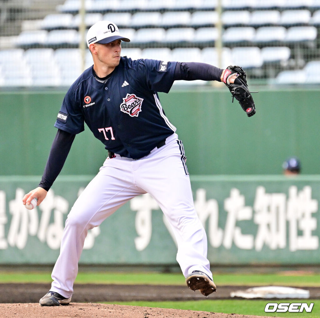 두산 베어스가 25일 일본 미야자키 산마린 스타디움에서 일본프로야구 세이부 라이온스와의 구춘대회 첫 경기를 가졌다.호주 시드니 블랙타운 야구장에서 체력 및 전술 훈련 위주의 1차 캠프를 마친 두산은 미야자키에서 '구춘대회' 포함 7차례 연습경기를 치른다. 2회말 두산 플렉센이 역투하고 있다. 2026.02.25 /jpnews@osen.co.kr