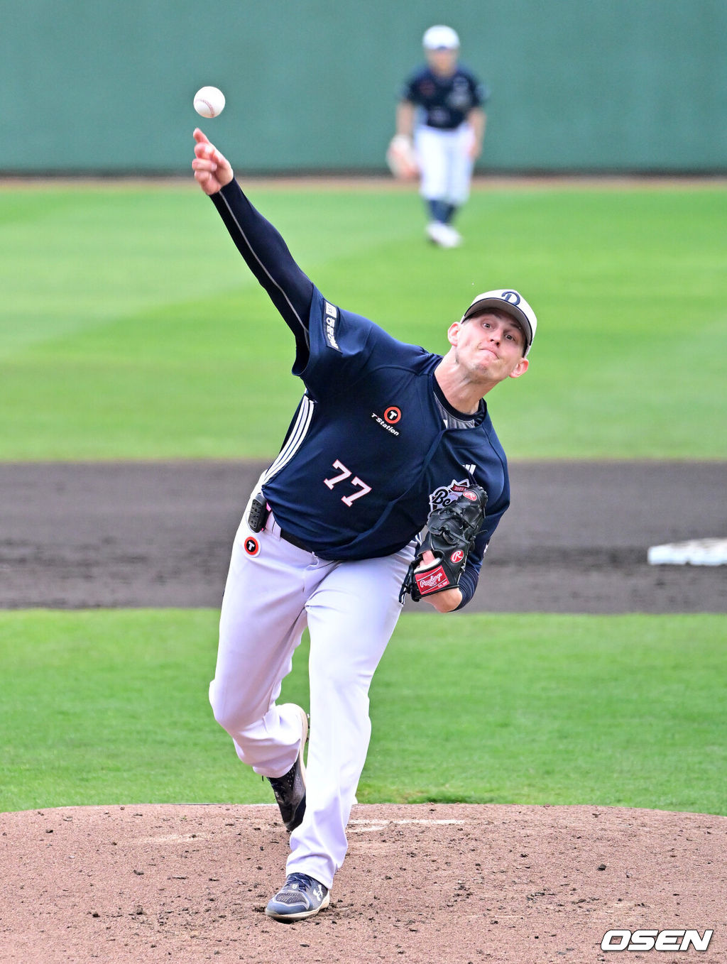 두산 베어스가 25일 일본 미야자키 산마린 스타디움에서 일본프로야구 세이부 라이온스와의 구춘대회 첫 경기를 가졌다.호주 시드니 블랙타운 야구장에서 체력 및 전술 훈련 위주의 1차 캠프를 마친 두산은 미야자키에서 '구춘대회' 포함 7차례 연습경기를 치른다. 1회말 두산 플렉센이 역투하고 있다. 2026.02.25 /jpnews@osen.co.kr