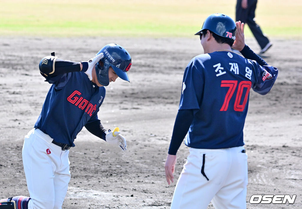 3일 일본 미야자키현 아야초 니시키바루 야구장에서 SSG 랜더스와 롯데 자이언츠의 연습경기가 열렸다.전날 두 팀의 경기는 우천으로 취소됐다. 이날 SSG는 베니지아노, 롯데는 나균안을 선발로 내세웠다.5회초 롯데 황성빈이 솔로포를 날리고 조재영 코치와 세리머니를 하고 있다. 2026.03.03 /jpnews@osen.co.kr