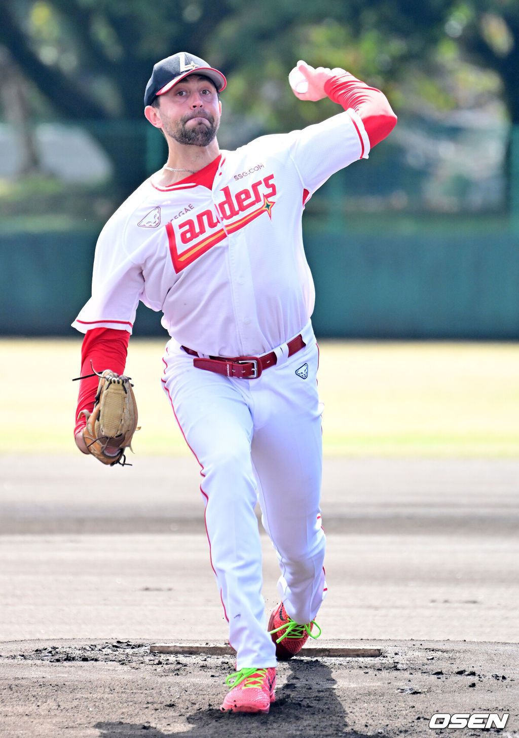 3일 일본 미야자키현 아야초 니시키바루 야구장에서 SSG 랜더스와 롯데 자이언츠의 연습경기가 열렸다.전날 두 팀의 경기는 우천으로 취소됐다. 이날 SSG는 베니지아노, 롯데는 나균안을 선발로 내세웠다.1회초 SSG 베니지아노가 역투하고 있다. 2026.03.03 /jpnews@osen.co.kr