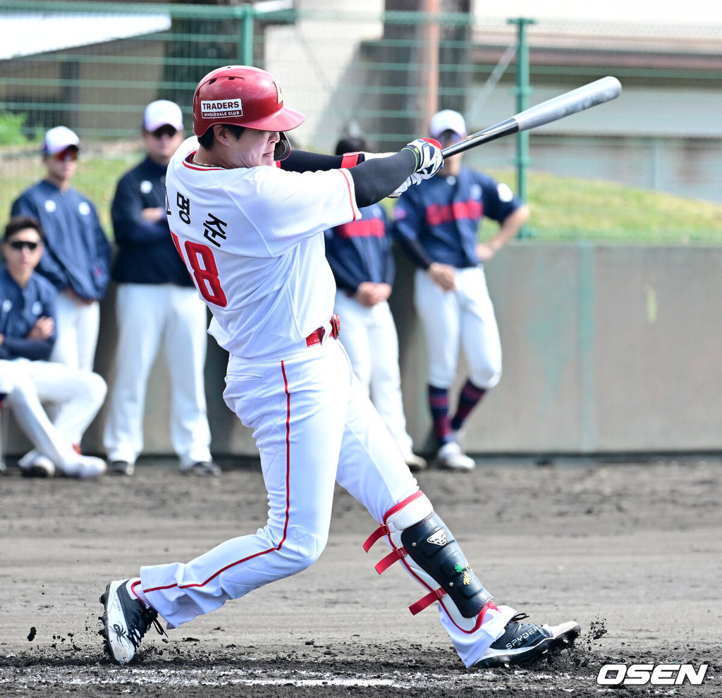 3일 일본 미야자키현 아야초 니시키바루 야구장에서 SSG 랜더스와 롯데 자이언츠의 연습경기가 열렸다.전날 두 팀의 경기는 우천으로 취소됐다. 이날 SSG는 베니지아노, 롯데는 나균안을 선발로 내세웠다.1회말 1사 만루에서 SSG 고명준이 선제 2타점 적시타를 날리고 있다. 2026.03.03 /jpnews@osen.co.kr