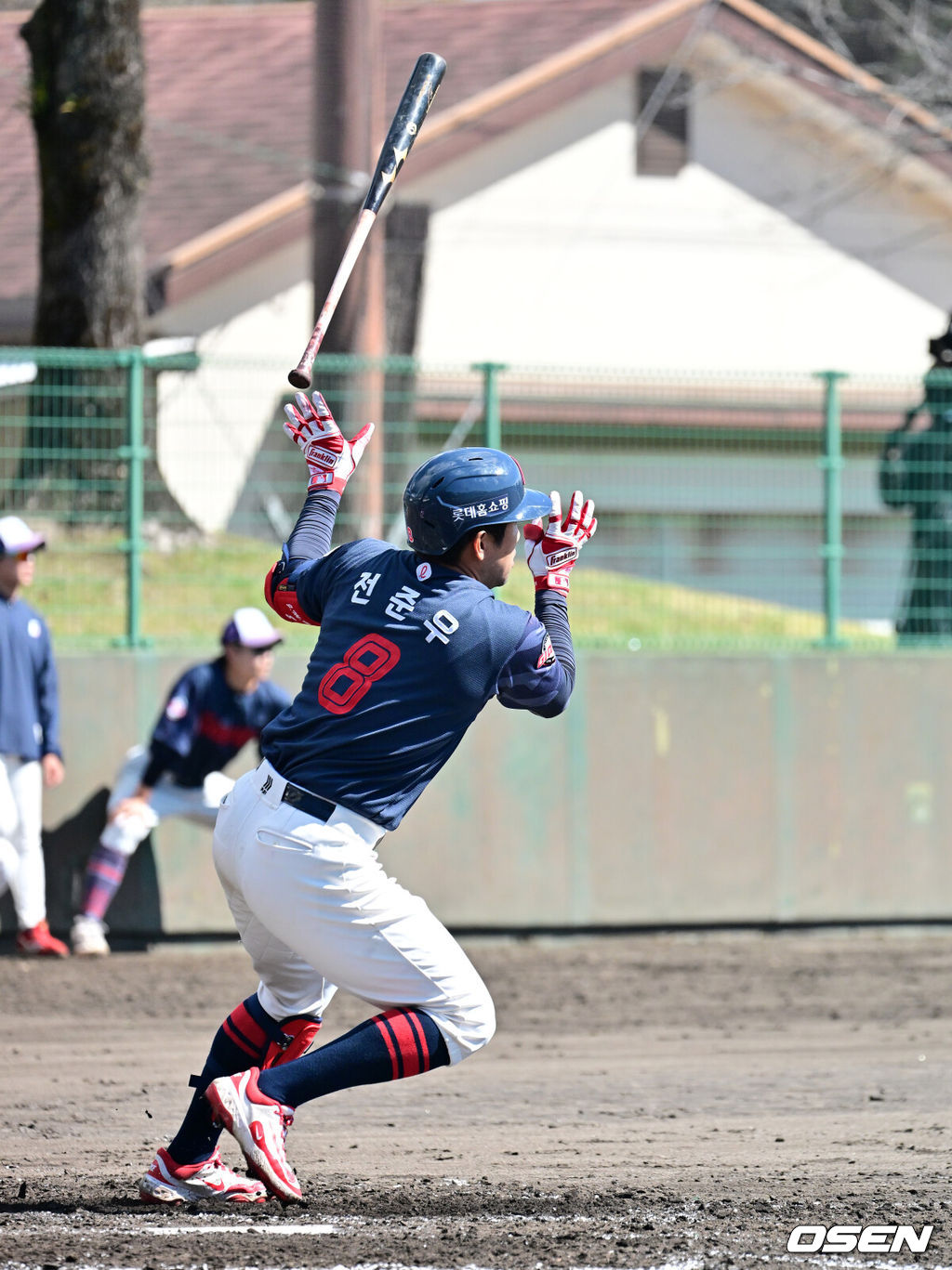 3일 일본 미야자키현 아야초 니시키바루 야구장에서 SSG 랜더스와 롯데 자이언츠의 연습경기가 열렸다.전날 두 팀의 경기는 우천으로 취소됐다. 이날 SSG는 베니지아노, 롯데는 나균안을 선발로 내세웠다.4회초 1사 1,2루에서 롯데 전준우가 1타점 적시타를 날리고 있다. 2026.03.03 /jpnews@osen.co.kr