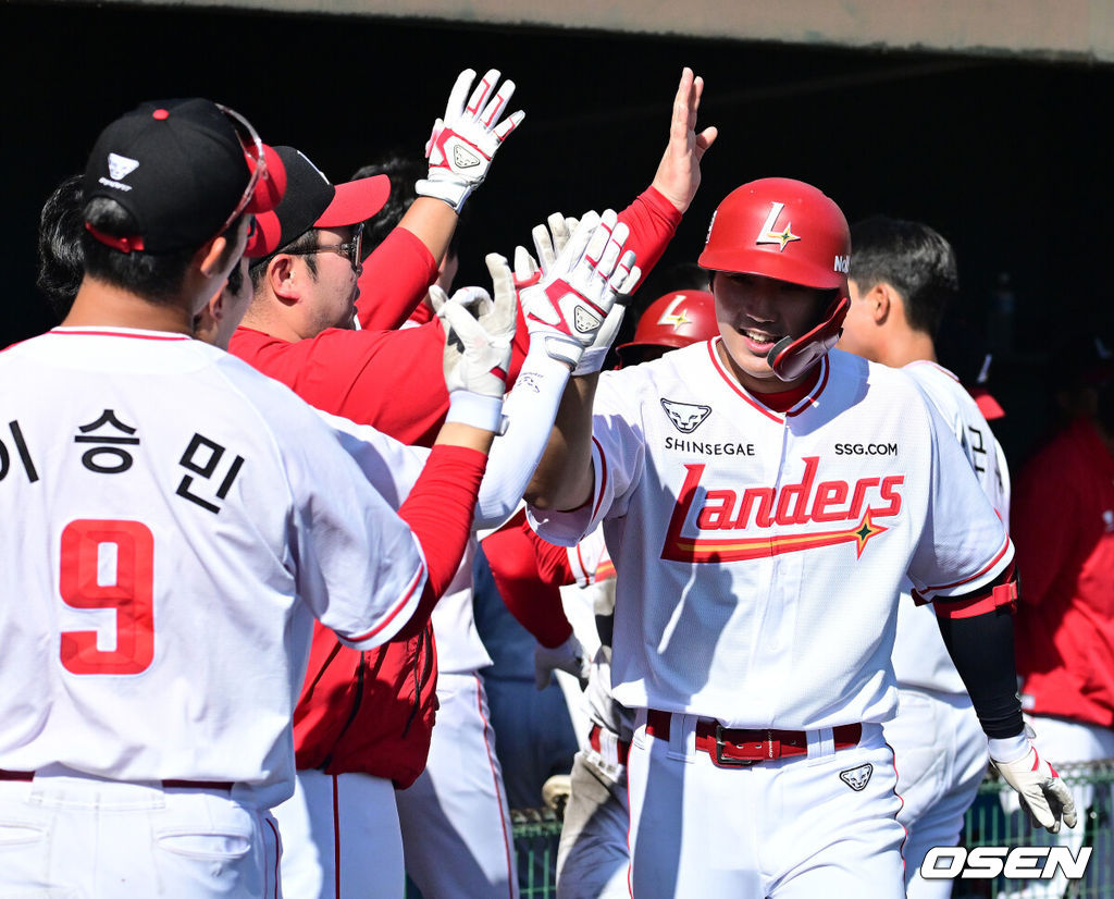 3일 일본 미야자키현 아야초 니시키바루 야구장에서 SSG 랜더스와 롯데 자이언츠의 연습경기가 열렸다.전날 두 팀의 경기는 우천으로 취소됐다. 이날 SSG는 베니지아노, 롯데는 나균안을 선발로 내세웠다.6회말 SSG 문상준이 투런포를 날리며 동료선수들과 기뻐하고 있다. 2026.03.03 /jpnews@osen.co.kr
