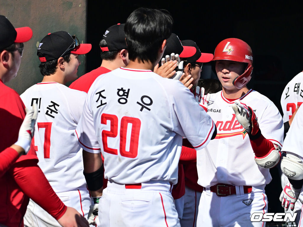 3일 일본 미야자키현 아야초 니시키바루 야구장에서 SSG 랜더스와 롯데 자이언츠의 연습경기가 열렸다.전날 두 팀의 경기는 우천으로 취소됐다. 이날 SSG는 베니지아노, 롯데는 나균안을 선발로 내세웠다.6회말 SSG 안상현이 투런포를 날리며 동료선수들과 하이파이브를 하고 있다. 2026.03.03 /jpnews@osen.co.kr